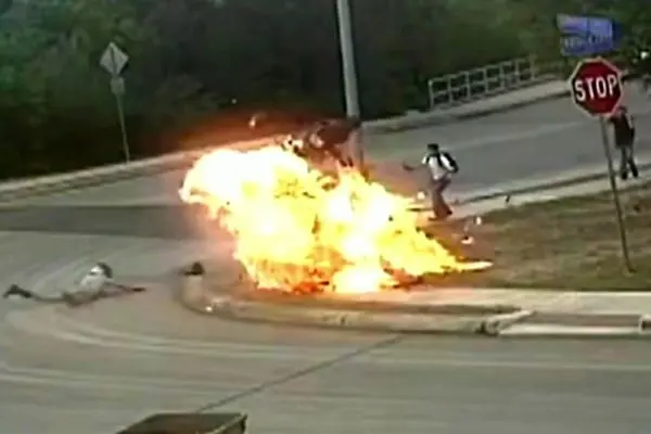 تصادف آتشین موتورسیکلت با جدول