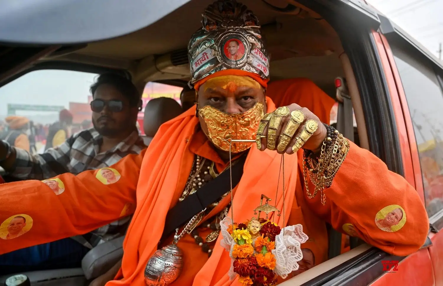 ببینید؛ سر تا پای این «بابا» از طلاست