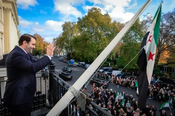 بازگشایی سفارت سوریه در لندن با شعار «الله اکبر»