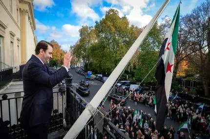 بازگشایی سفارت سوریه در لندن با شعار «الله اکبر»