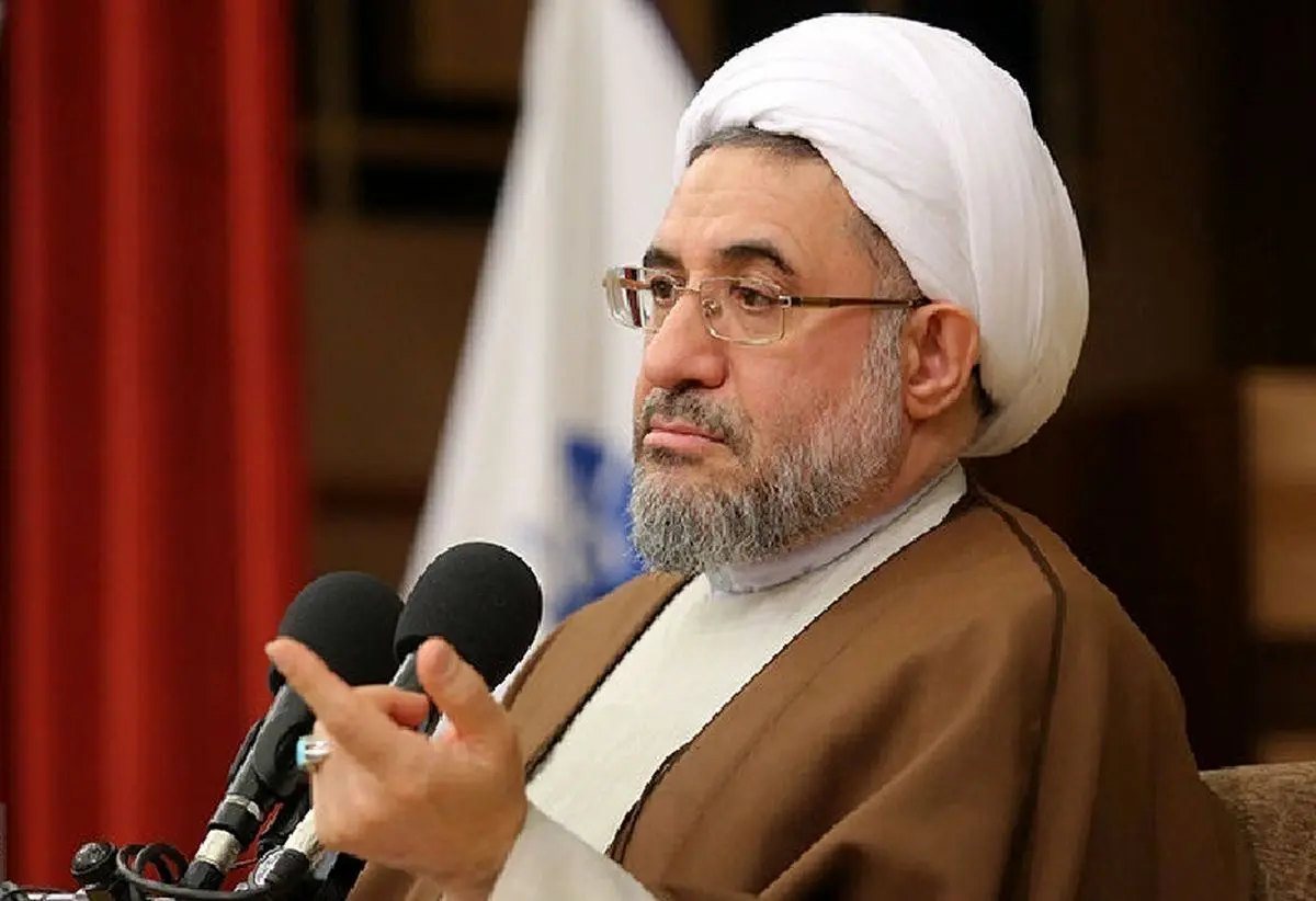 دولت و رئیس‌جمهور آمریکا کافر حربی هستند و مال و جان آن‌ها برای ما مباح است 