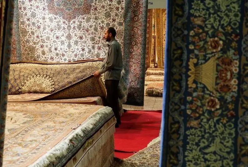 فرش ایرانی زمین خورد