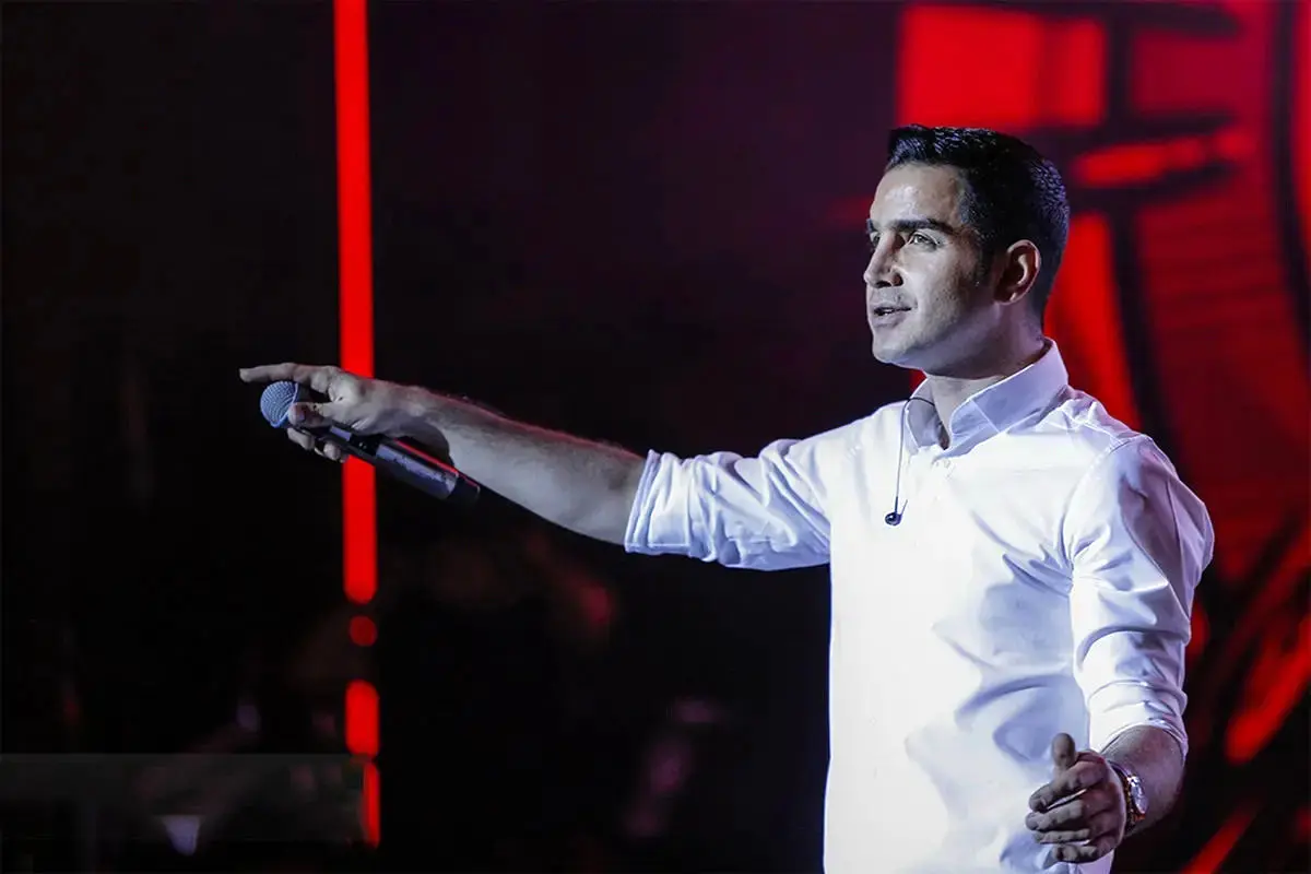  واکنش محسن یگانه از پاره شدنِ سیم گیتار وسط کنسرت 