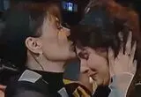 لاله مرزبان در آغوش ریما رامین‌فر هنگام دریافت جایزه ونیز