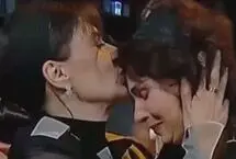 لاله مرزبان در آغوش ریما رامین‌فر هنگام دریافت جایزه ونیز