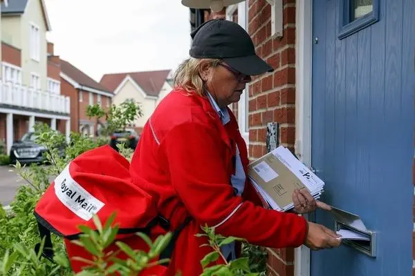 نماز خواندن یک پستچی در پیاده‌رو پربازدید شد