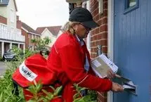 نماز خواندن یک پستچی در پیاده‌رو پربازدید شد