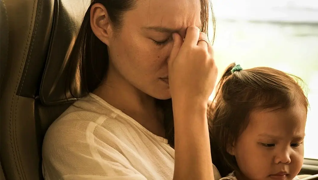 ببینید؛ نوزاد با ضربه پشت سر مادرش بینی مادرش را شکست