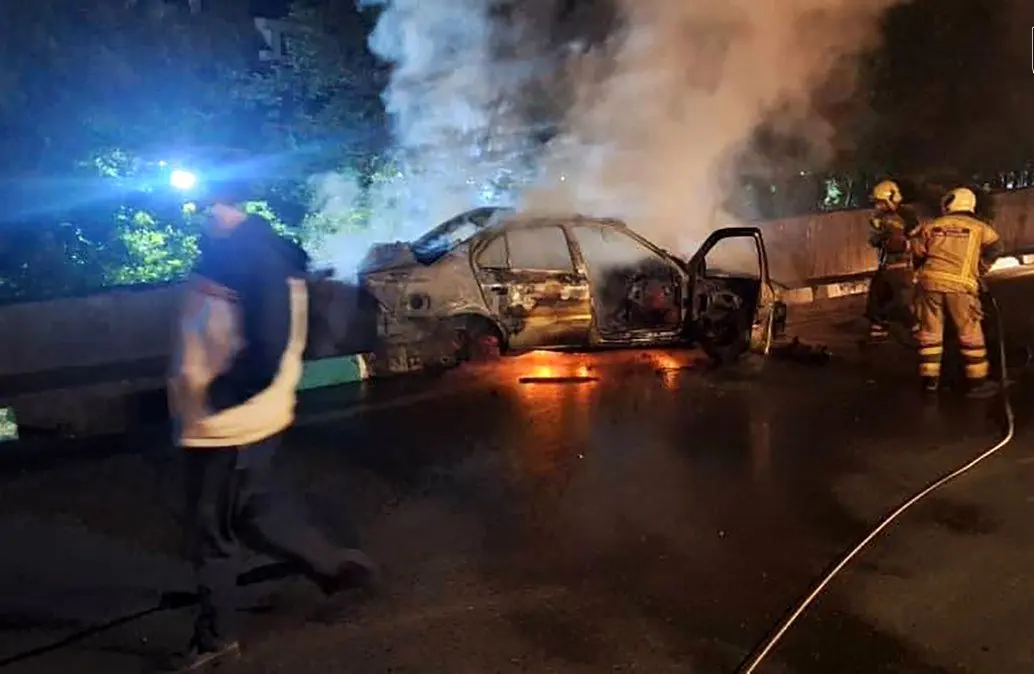 آتش سوزی خودرو بر اثر تصادف در بزرگراه همت