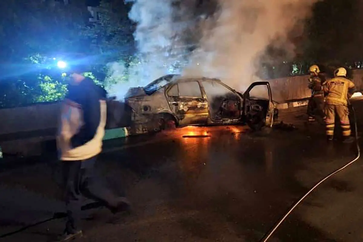 آتش سوزی خودرو بر اثر تصادف در بزرگراه همت