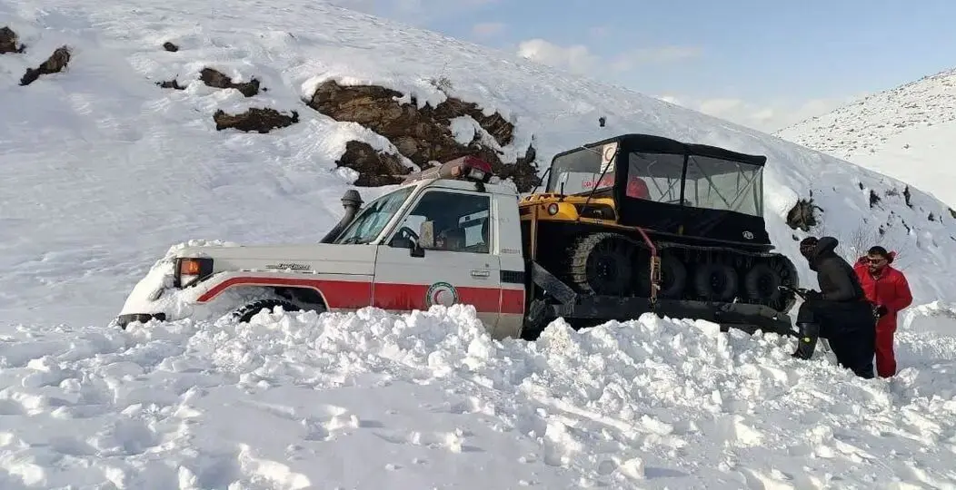  فیلم لحظه نجات معجزه‌آسای مادر و نوزاد 12 روزه از دل کولاک و برف 