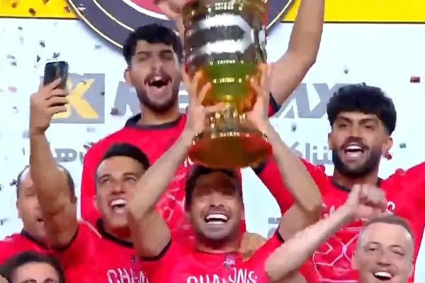 ببینید؛ لحظه بالا بردن جام قهرمانی سوپرجام توسط تراکتوری‌ها