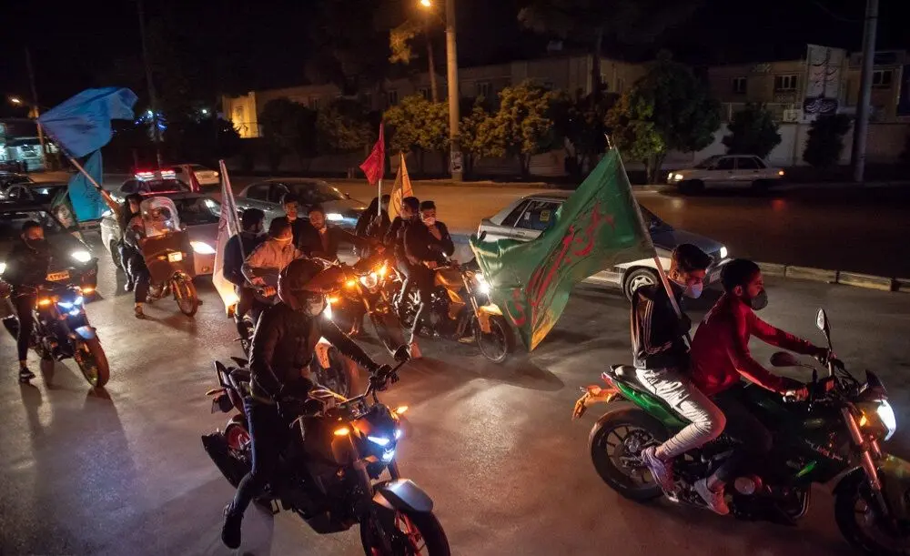 ببینید؛ زمین خوردن دوچرخه‌سوار در پخش شبکه خبر حین جشن مردم اهواز