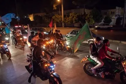 ببینید؛ زمین خوردن دوچرخه‌سوار در پخش شبکه خبر حین جشن مردم اهواز