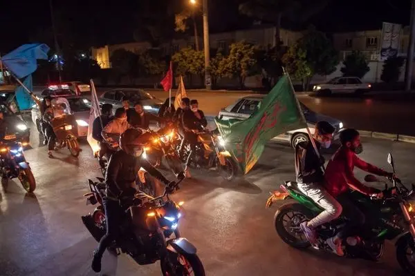 ببینید؛ زمین خوردن دوچرخه‌سوار در پخش شبکه خبر حین جشن مردم اهواز