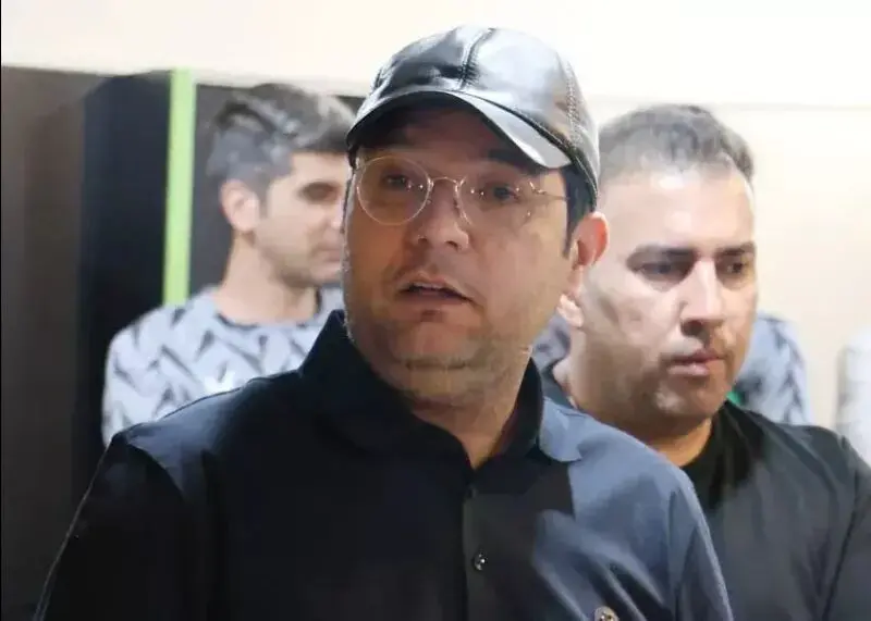 تصویر؛ سرمربی تراکتور و ستاره جنجالی در آغوش هم!