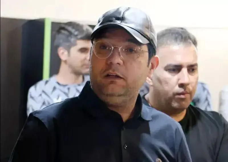 تصویر؛ سرمربی تراکتور و ستاره جنجالی در آغوش هم!