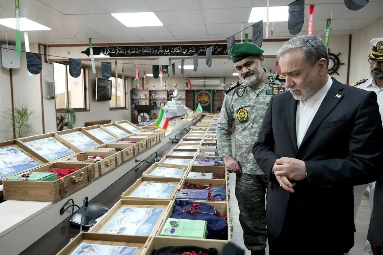 بازدید عراقچی از نمایشگاه شهدای ناو دنا