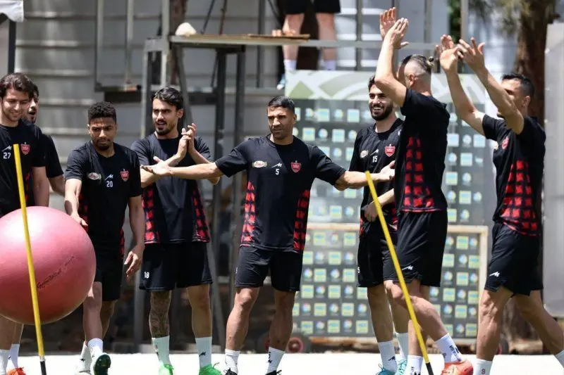 تصاویر؛ استقبال گرم خرم‌آبادی‌ها از کاروان پرسپولیس