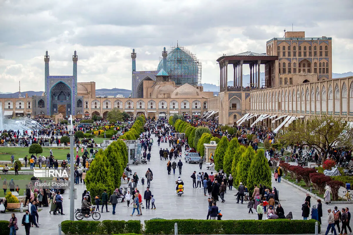 ببینید؛ آتش گرفتن یک درخت در محوطه تاریخی میدان نقش جهان اصفهان