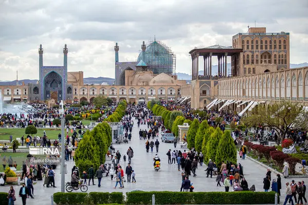 ببینید؛ آتش گرفتن یک درخت در محوطه تاریخی میدان نقش جهان اصفهان