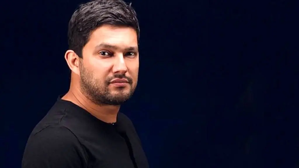 پریدن حامد بهداد روی میز در نشست خبری