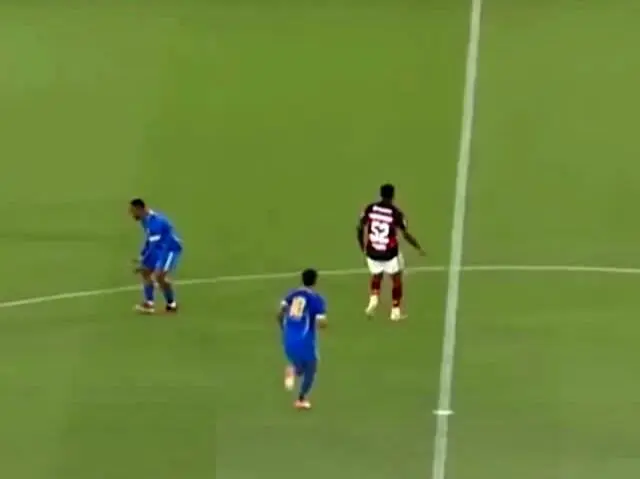 سقوط و تشنج  شدید یک بازیکن فوتبال وسط زمین