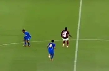 سقوط و تشنج  شدید یک بازیکن فوتبال وسط زمین