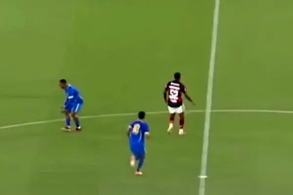 سقوط و تشنج  شدید یک بازیکن فوتبال وسط زمین