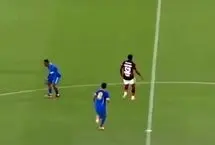 سقوط و تشنج  شدید یک بازیکن فوتبال وسط زمین