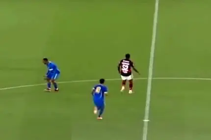 سقوط و تشنج  شدید یک بازیکن فوتبال وسط زمین