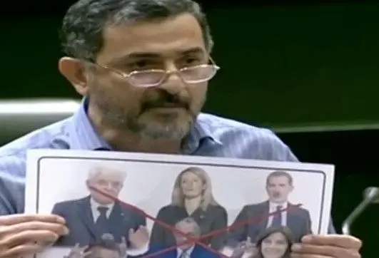 نماینده مجلس تصاویر سران اروپایی را به سطل زباله انداخت 