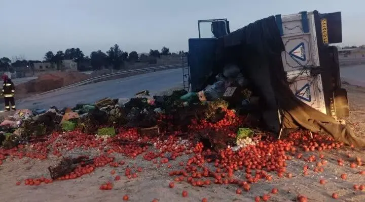تصادف خاور حامل میوه با اتوبوس در زاهدان