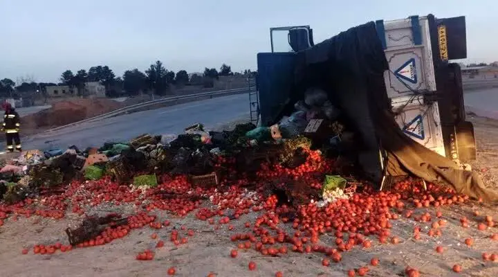 تصادف خاور حامل میوه با اتوبوس در زاهدان
