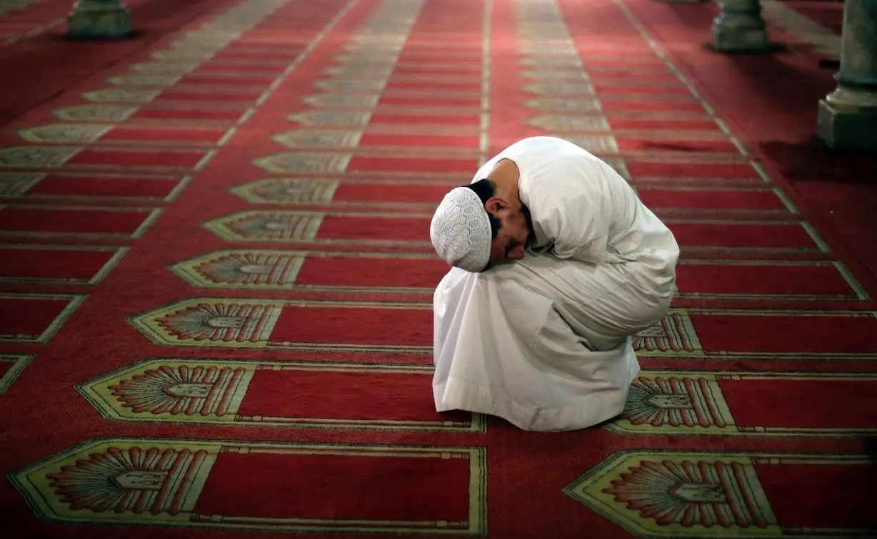 ببینید؛ سرقت موبایل یک نمازگزار در مسجد