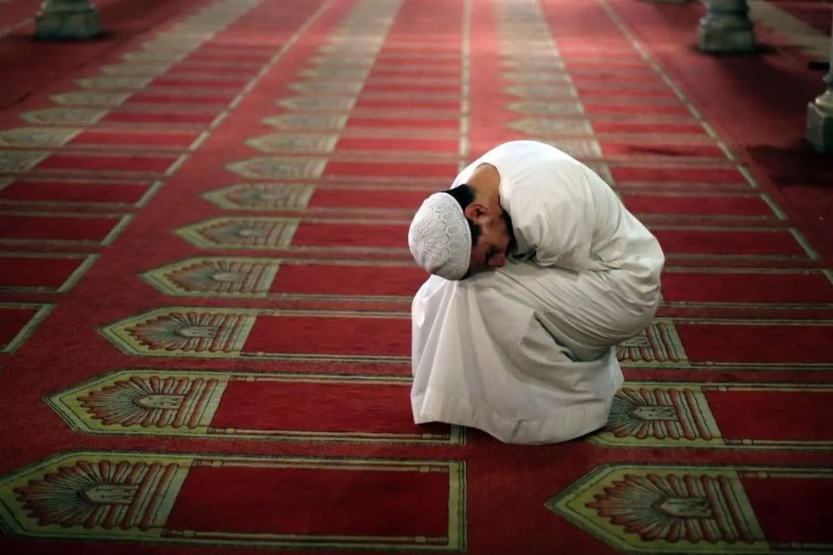 ببینید؛ سرقت موبایل یک نمازگزار در مسجد