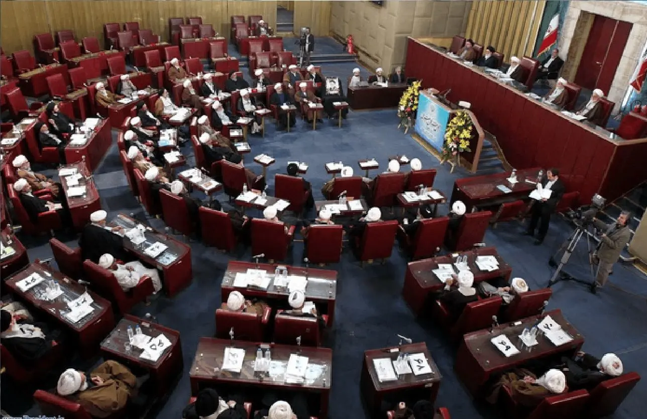 اعتماد: برای انتخاب رهبر از افرادی نظیر خاتمی، کرباسچی و ظریف نظرخواهی کنید