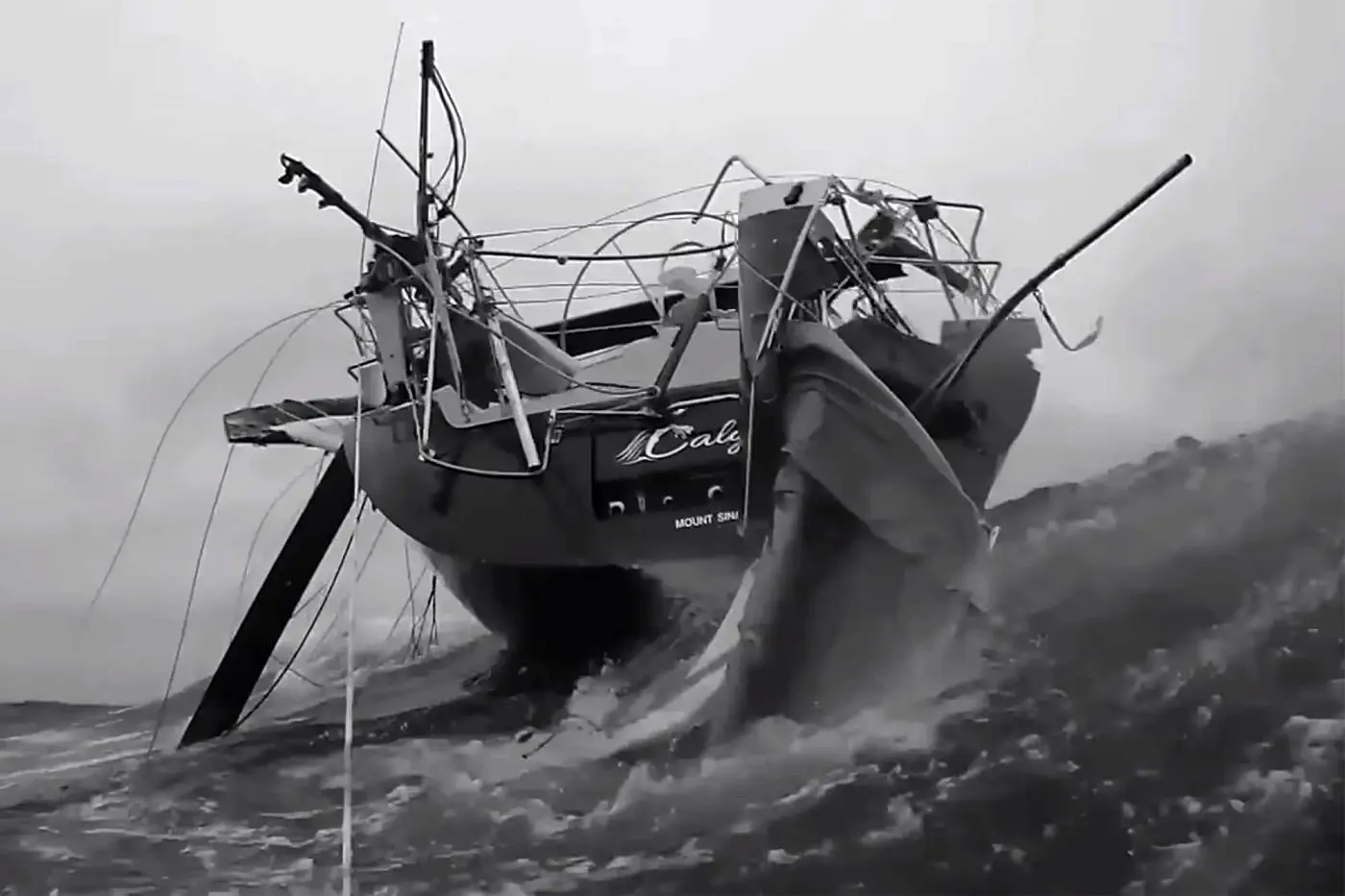 امواج ۶ متری قایق را واژگون کردند