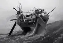 امواج ۶ متری قایق را واژگون کردند