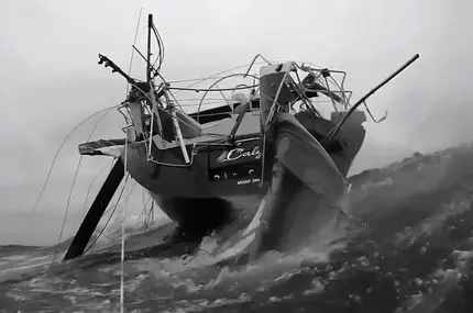 امواج ۶ متری قایق را واژگون کردند