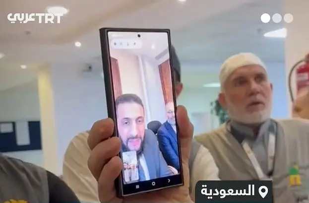 ببینید؛ تماس تصویری جولانی با حجاج سوری در مکه