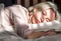 ۵ عادت خوابی که مغز شما را پیر می‌کند