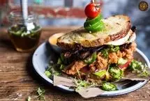 طرز تهیه «ساندویچ مرغ اناری»؛ ترکیب جادویی رب انار و گردو در یک لقمه!

