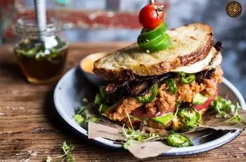 طرز تهیه «ساندویچ مرغ اناری»؛ ترکیب جادویی رب انار و گردو در یک لقمه!

