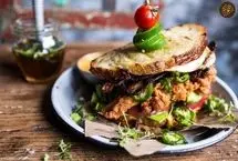 طرز تهیه «ساندویچ مرغ اناری»؛ ترکیب جادویی رب انار و گردو در یک لقمه!

