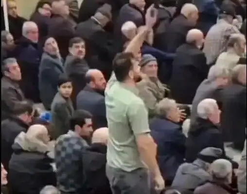فریادهای اعتراضی جوان همدانی در نماز جمعه: نمازگزاران برایش کف زدند
