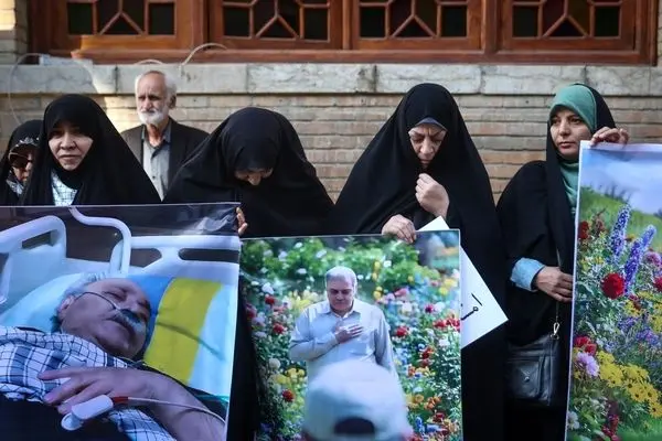 تصاویر؛ دست‌نوشته‌های مردم در مراسم تشییع «محمد کاسبی»