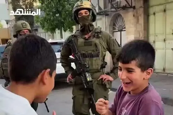 بازی سنگ، کاغذ، قیچی دو کودک فلسطینی مقابل نظامیان اسرائیلی
