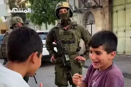 بازی سنگ، کاغذ، قیچی دو کودک فلسطینی مقابل نظامیان اسرائیلی