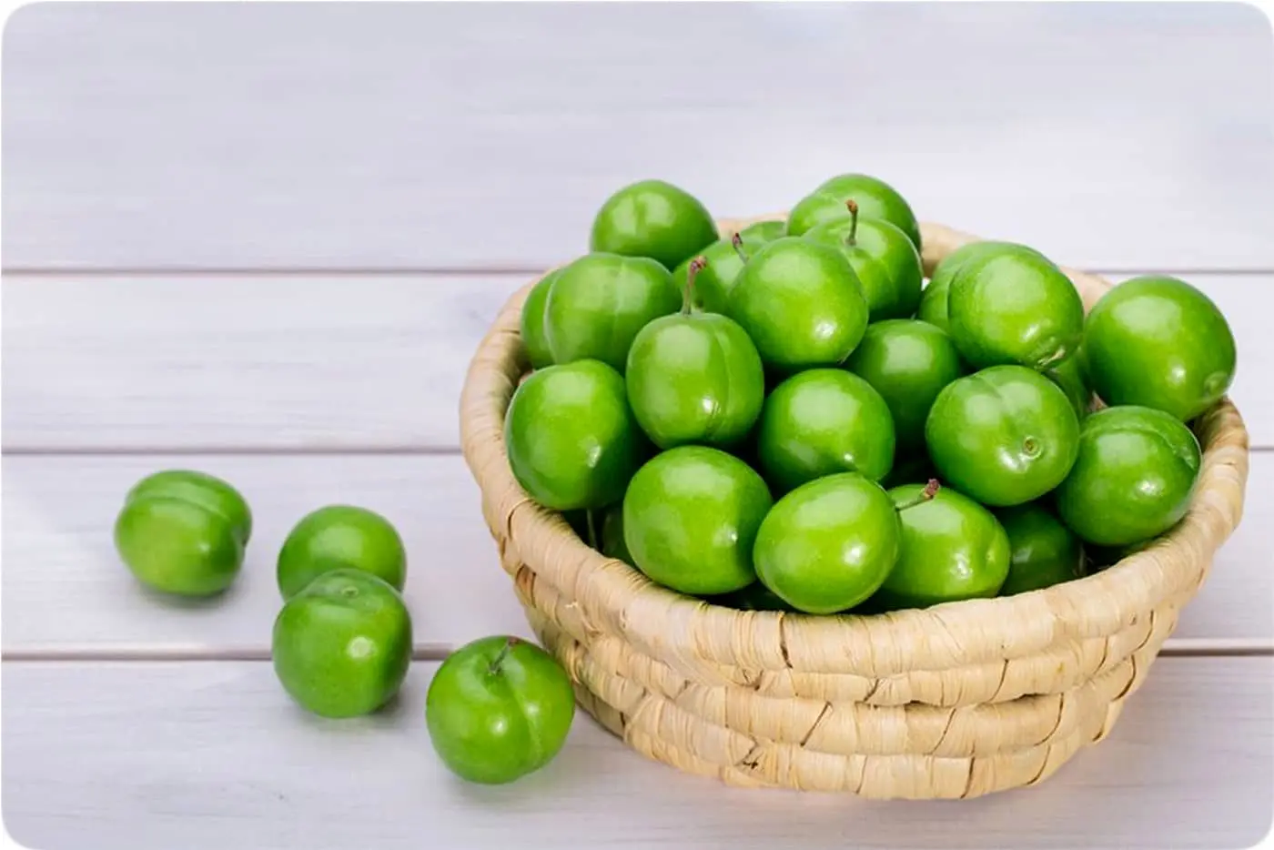 بلای زیاد خوردن گوجه سبز داخل معده